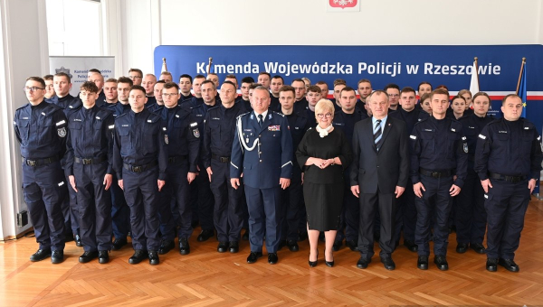 45 nowych policjantów złożyło ślubowanie [ZDJĘCIA]
