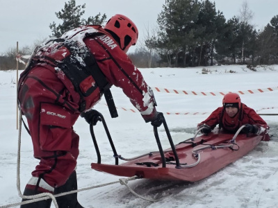 Bezpiecznie na lodzie. Strażacy z Lubaczowa szkolą i edukują przed feriami