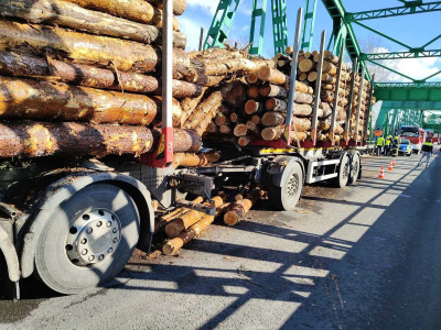 Kłody drewna spadły na most. Błąd kierowcy z powiatu lubaczowskiego