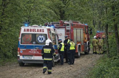 Wypadek na leśnej drodze. Motocyklista stracił panowanie nad pojazdem. Dwie osoby w szpitalu
