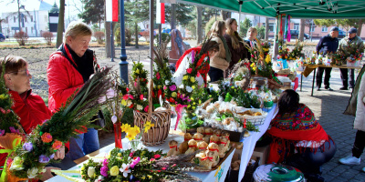 Kolorowo i świątecznie na rynku w Cieszanowie. Kiermasz wielkanocny za nami [ZDJĘCIA]