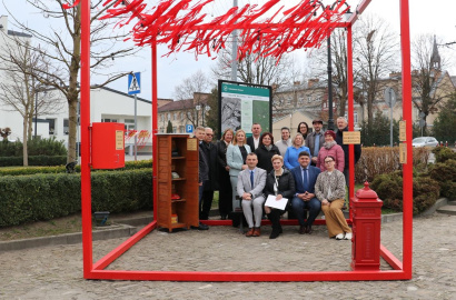 Echo miasta - nietypowa instalacja na rynku w Oleszycach. Sprawdź, co jest w środku