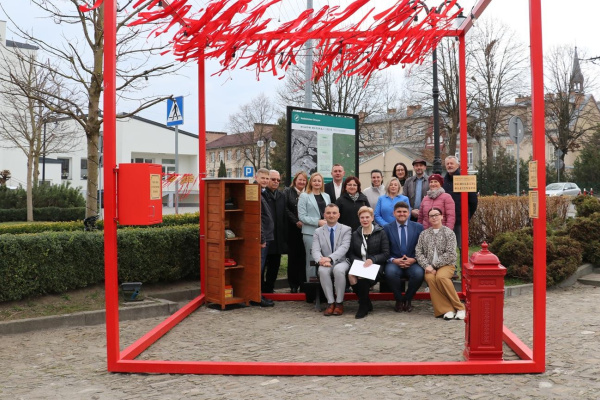 Echo miasta - nietypowa instalacja na rynku w Oleszycach. Sprawdź, co jest w środku