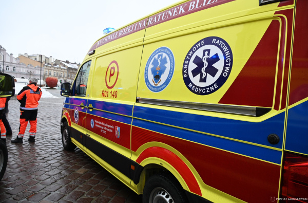 Ratownicy medyczni z Lubaczowa otrzymali nową karetkę [ZDJĘCIA]