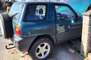 Wielkie Oczy: 67-latek wjechał w ogrodzenie. Był kompletnie pijany