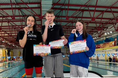 Młodzi pływacy z Lubaczowa na podium. Rekiny z sukcesami w Dębicy