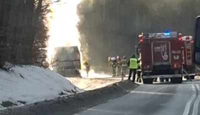 Pożar samochodu ciężarowego na drodze w kierunku Sieniawy