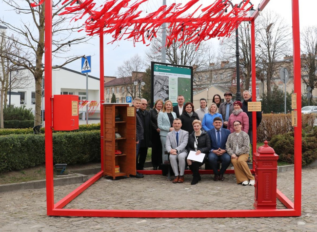 Echo miasta - nietypowa instalacja na rynku w Oleszycach. Sprawdź, co jest w środku