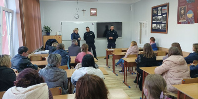 Rozmowy o bezpieczeństwie uczniów. Spotkanie policjantów z rodzicami w ZSCKR Oleszyce