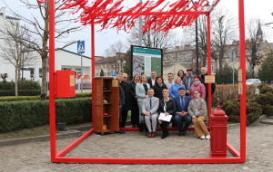 Echo miasta - nietypowa instalacja na rynku w Oleszycach. Sprawdź, co jest w środku