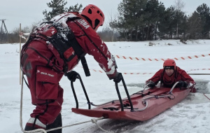 Bezpiecznie na lodzie. Strażacy z Lubaczowa szkolą i edukują przed feriami