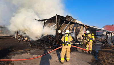 Pożar garażu w Werchracie. Spłonęły trzy samochody, ciągnik i sprzęt warsztatowy [ZDJĘCIA]