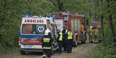 Wypadek na leśnej drodze. Motocyklista stracił panowanie nad pojazdem. Dwie osoby w szpitalu