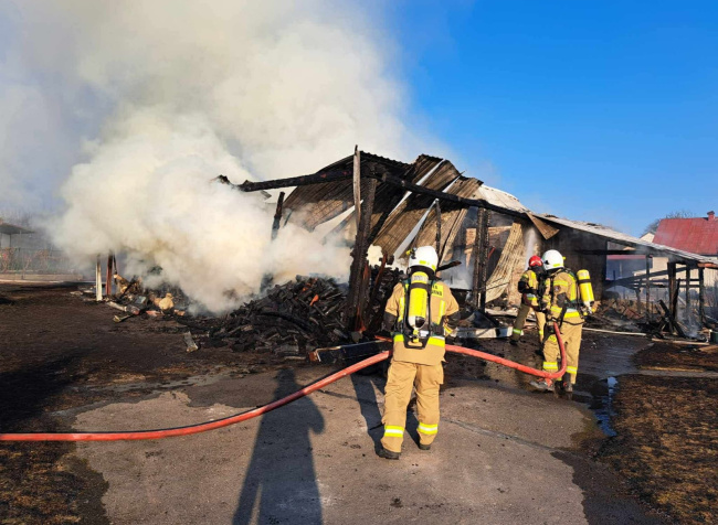 Pożar garażu w Werchracie. Spłonęły trzy samochody, ciągnik i sprzęt warsztatowy [ZDJĘCIA]