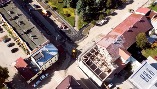 Trwa przebudowa drogi na Rynku i modernizacja budynku Urzędu Miasta i Gminy Cieszanów [VIDEO]