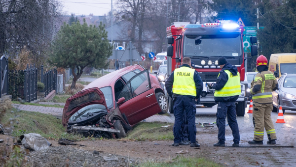 Dąbków: Auto uderzyło w przepust. Kierowca uciekł [ZDJĘCIA]