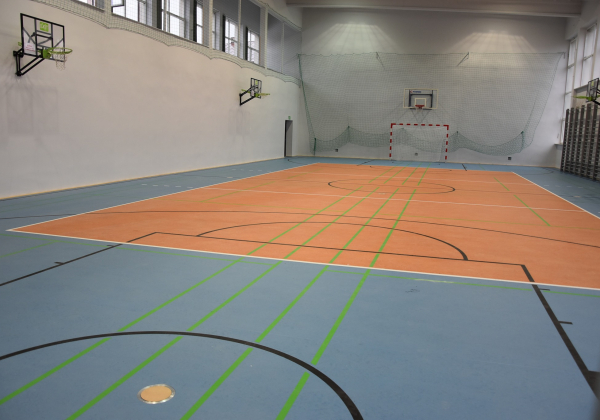 Modernizacji parkingu i hali sportowej LO w Lubaczowie na finiszu [FOTO]