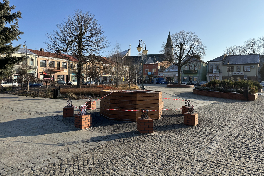 Spalona wiata i tężnia solankowa zdemontowane. Co powróci na lubaczowski Rynek?