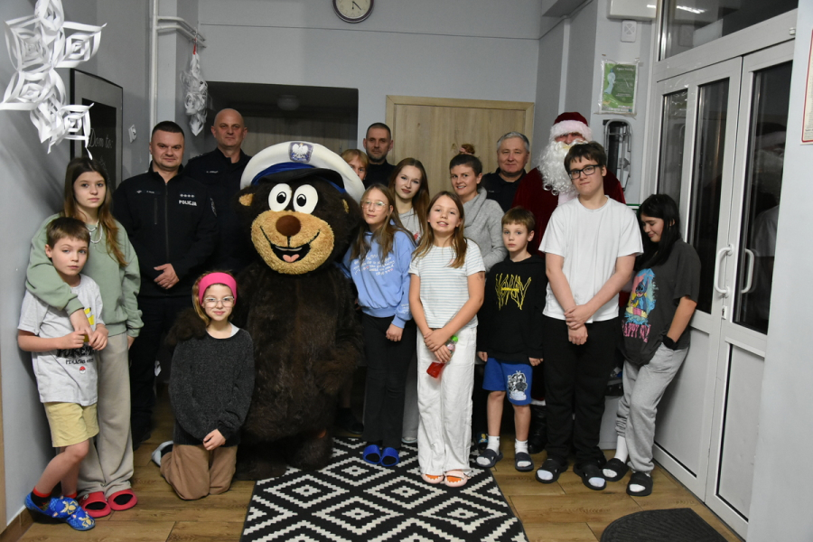  Lubaczowscy policjanci z wizytą w domu dziecka: świąteczna akcja pełna radości