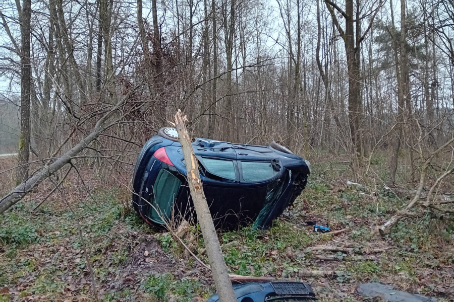 Ślisko na drogach. Dachowanie na trasie Cieszanów - Chotylub [ZDJĘCIA]