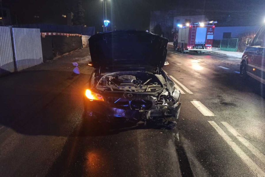 Lubaczów: 20-latek nie opanował swojego BMW i wjechał w latarnię [ZDJĘCIA]