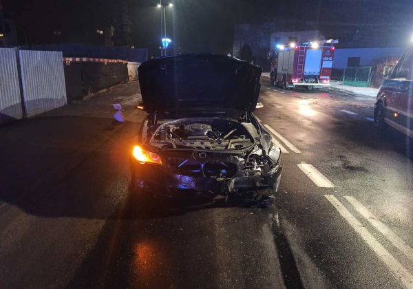 Lubaczów: 20-latek nie opanował swojego BMW i wjechał w latarnię [ZDJĘCIA]