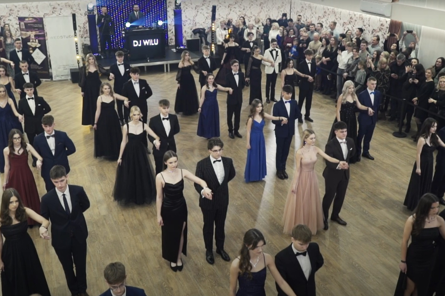 Tak maturzyści z LO w Lubaczowie zatańczyli poloneza. Obejrzyj film!