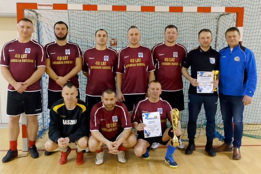 Huragan Basznia Dolna triumfuje w Powiatowym Turnieju Oldboyów w Starym Dzikowie