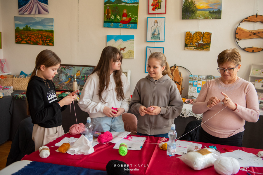 Twórcze ferie w Lubaczowie – haft, szydełkowanie i sztuka w jednym miejscu! [ZDJĘCIA]
