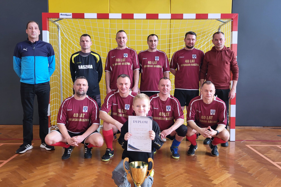 Huragan triumfuje w halowym turnieju Old Boy LKS w Baszni Dolnej