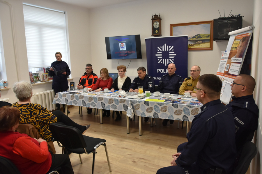 W trosce o bezpieczeństwo seniorów – policja, straż pożarna i ratownicy radzili w Chotylubiu