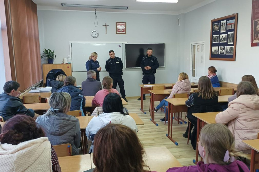 Rozmowy o bezpieczeństwie uczniów. Spotkanie policjantów z rodzicami w ZSCKR Oleszyce