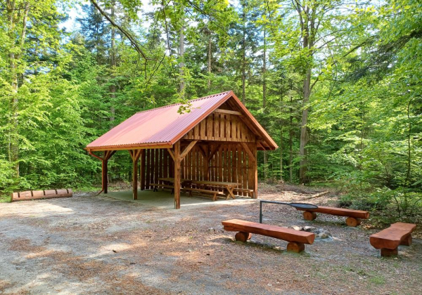 Nowe wiaty dla turystów w lasach Nadleśnictwa Narol
