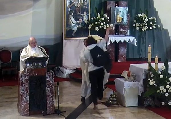 Lubaczów: Szokujące zachowanie podczas mszy świętej. Rzucił butelką w tabernakulum [VIDEO]