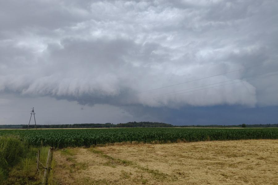 IMGW ostrzega: możliwe burze z gradem. RCB apeluje o ostrożność