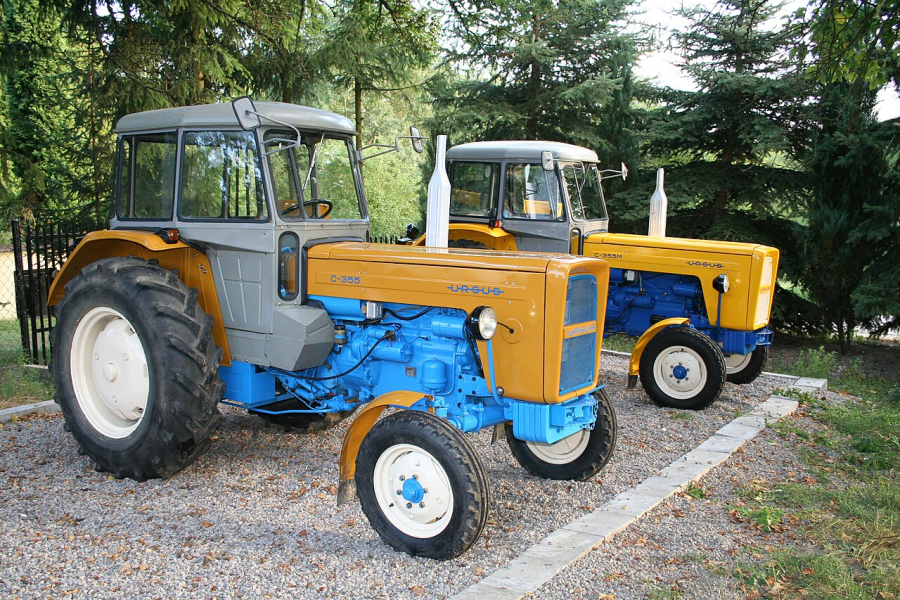 Pierwsze takie wydarzenie w naszym powiecie. Zabytkowe ciągniki na Rynku w Oleszycach