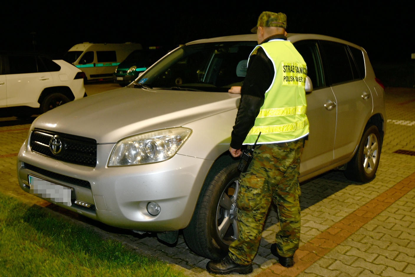 Dwie toyoty RAV4 z przerobionymi numerami zatrzymane na granicy w Budomierzu