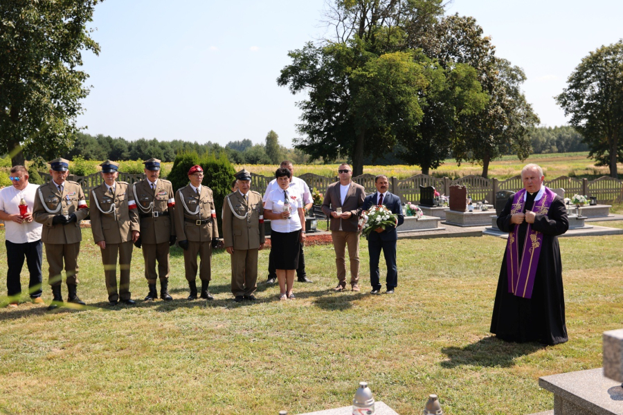 „Polała się niewinna krew”. W Dąbrowie oddano hołd ofiarom UPA [ZDJĘCIA]