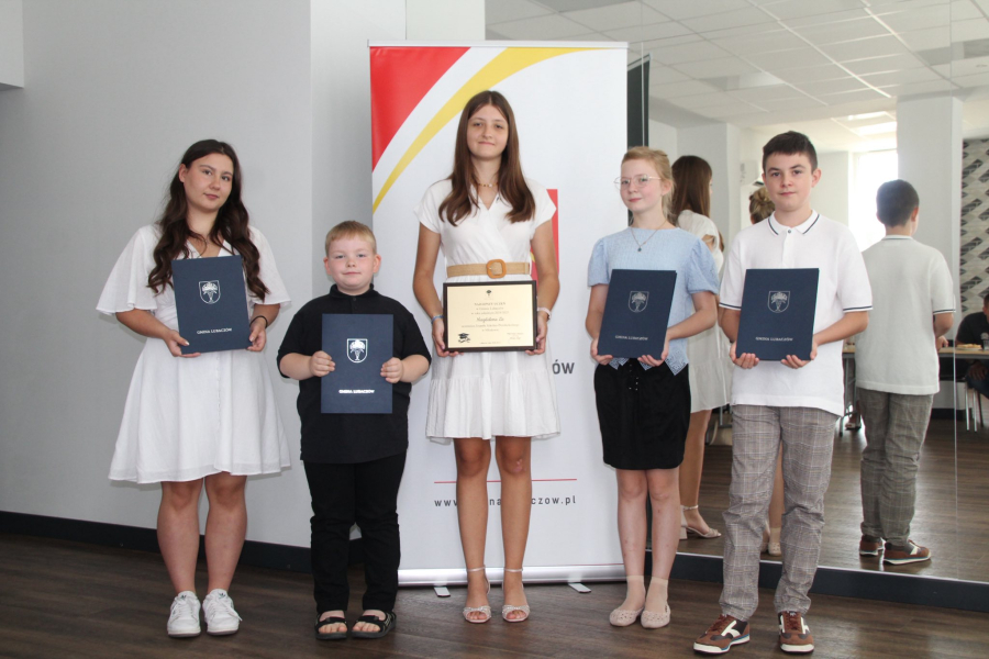 Najzdolniejsi uczniowie z Gminy Lubaczów nagrodzeni stypendiami wójta [ZDJĘCIA]