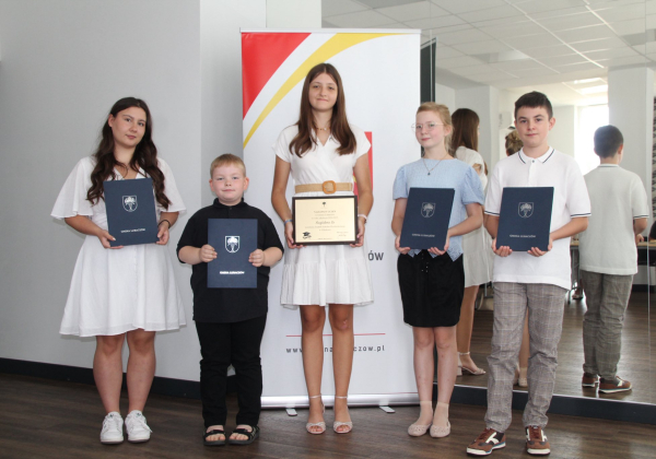 Najzdolniejsi uczniowie z Gminy Lubaczów nagrodzeni stypendiami wójta [ZDJĘCIA]