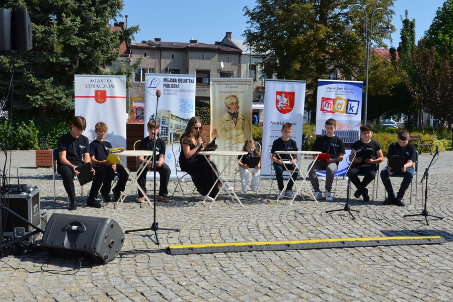 Narodowe Czytanie poezji Jana Kochanowskiego na lubaczowskim Rynku [ZDJĘCIA]