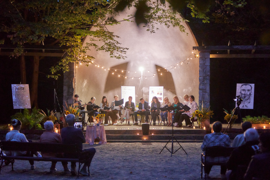 Niezwykła sceneria i poezja w Horyńcu-Zdroju. Narodowe Czytanie w „Bajce” [ZDJĘCIA]