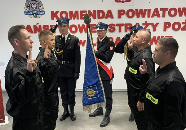 Nowi strażacy złożyli ślubowanie w Komendzie Powiatowej PSP w Lubaczowie [ZDJĘCIA]