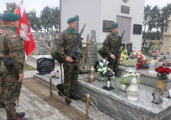 Uczcili pamięć por. Piotra Mazurka - żołnierza z Niemstowa, który zginął w Iraku