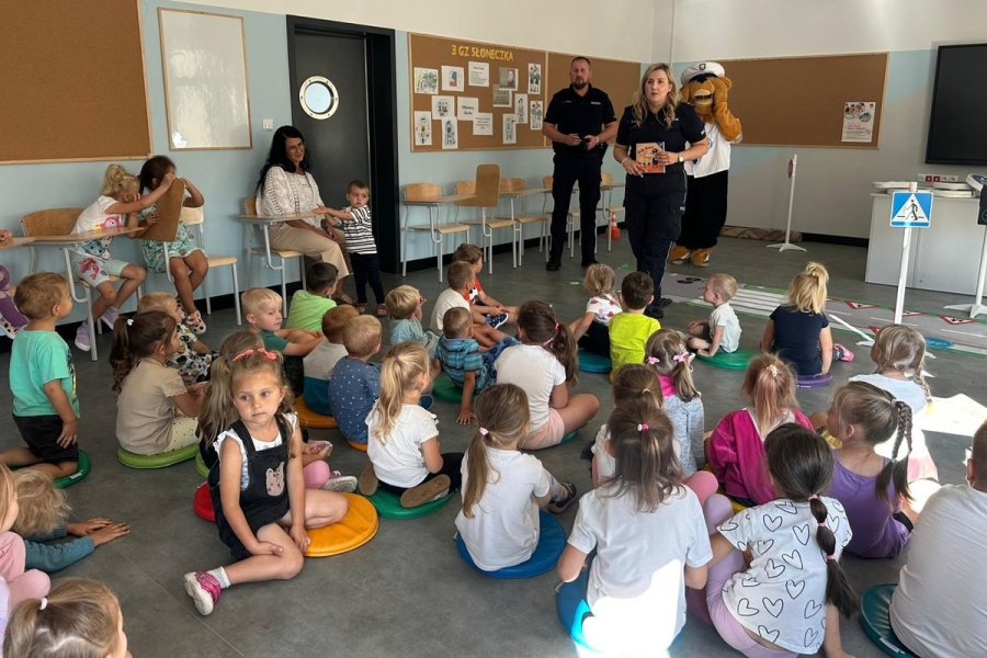 Policjanci uczą najmłodszych, jak bezpiecznie dotrzeć do szkoły [ZDJĘCIA]