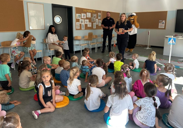 Policjanci uczą najmłodszych, jak bezpiecznie dotrzeć do szkoły [ZDJĘCIA]