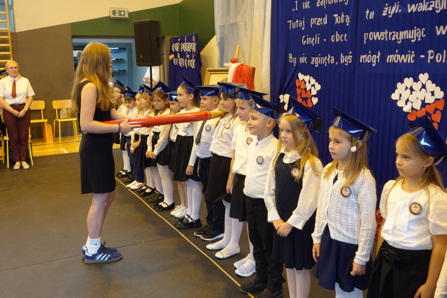 Pamięć o patronie i pasowanie uczniów. "Jedynka" obchodziła swoje święto [ZDJĘCIA]