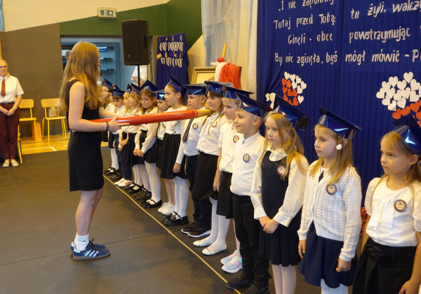 Pamięć o patronie i pasowanie uczniów. "Jedynka" obchodziła swoje święto [ZDJĘCIA]