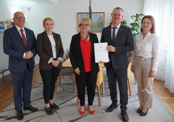 Prawie 2 mln zł na modernizację dróg w Gminie Stary Dzików. Podpisano umowy