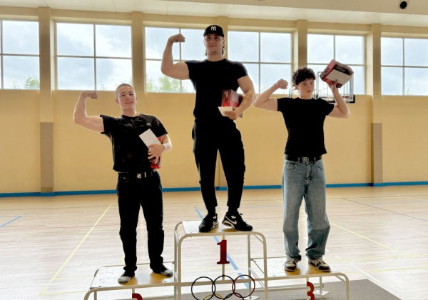 Niecodzienny Dzień Chłopaka w ZS Lubaczów. Wyciskali sztangi - 170 kg poszło w górę! [FOTO]